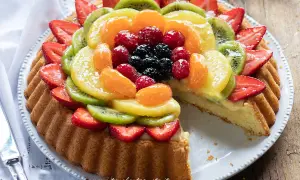 Torte alla frutta particolari, un tripudio di colori con fragole, kiwi, mandarini e frutti di bosco su una base di crema pasticcera.