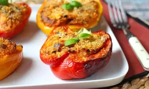 Peperoni ripieni al forno, un classico delle ricette con peperoni, guarniti con basilico fresco.