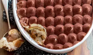 Tiramisù ricetta originale: strati cremosi e savoiardi inzuppati, cosparsi di cacao amaro. Un classico intramontabile.