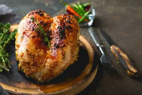 Petto di pollo arrosto con senape e erbe aromatiche, perfetto per le tue ricette.
