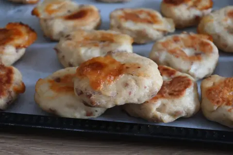 Polpette di pollo dorate e gustose, pronte per essere gustate.