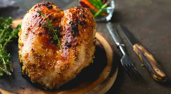 Petto di pollo arrosto con senape e erbe aromatiche, perfetto per le tue ricette.