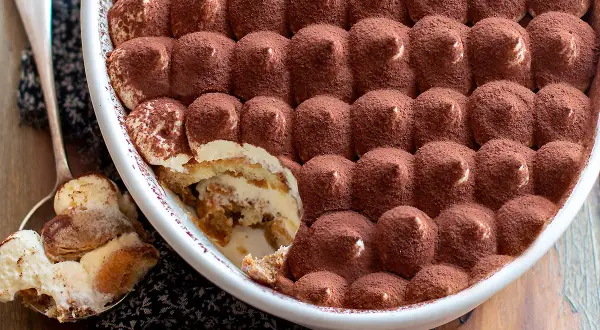 Tiramisù ricetta originale: strati cremosi e savoiardi inzuppati, cosparsi di cacao amaro. Un classico intramontabile.