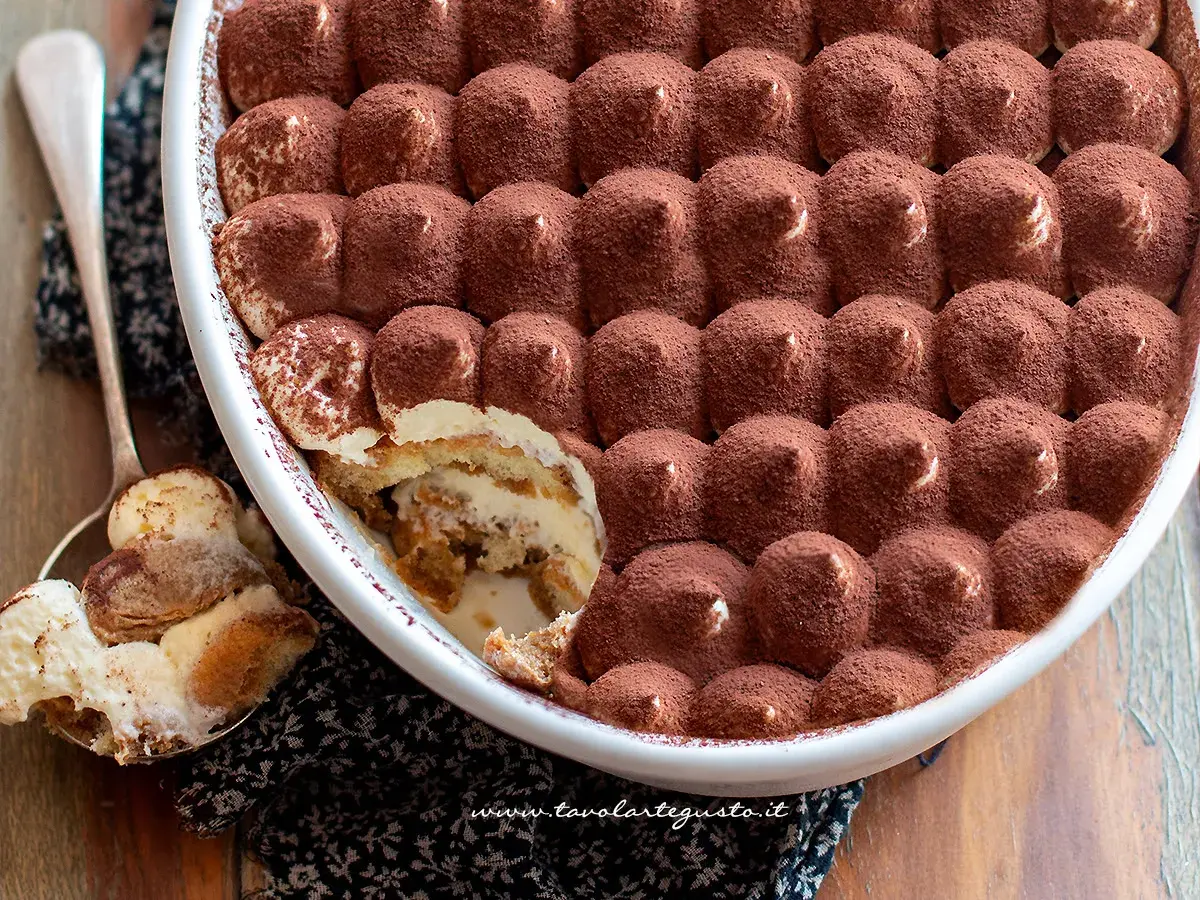 Tiramisù ricetta originale: strati cremosi e savoiardi inzuppati, cosparsi di cacao amaro. Un classico intramontabile.