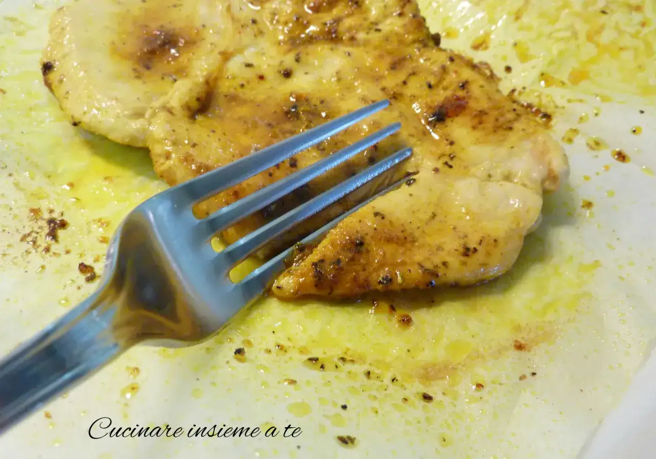 Petto di pollo succulento, speziato e cotto alla perfezione. Un'idea per le tue ricette di petto di pollo.