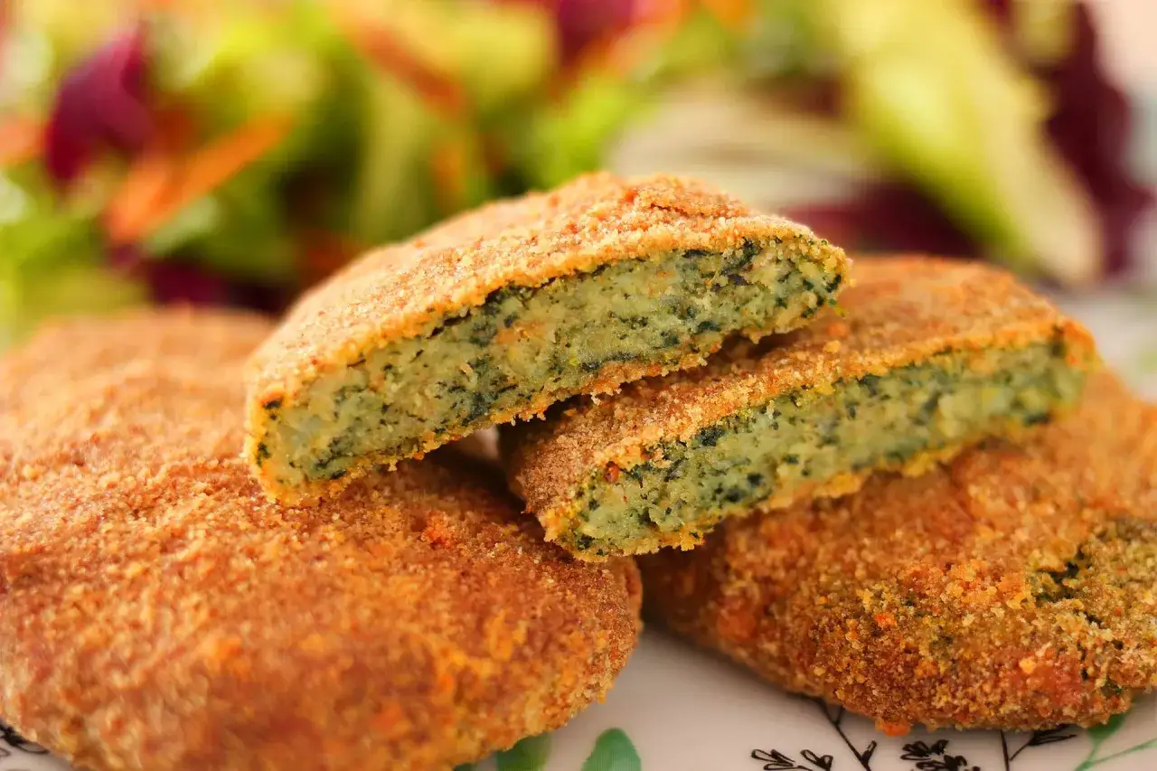 Deliziose spinacine fatte in casa, dorate e croccanti, servite con un'insalata fresca.