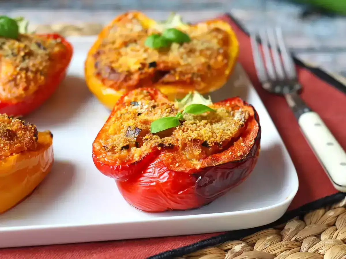 Peperoni ripieni, un classico delle ricette con peperoni, pronti per essere gustati.