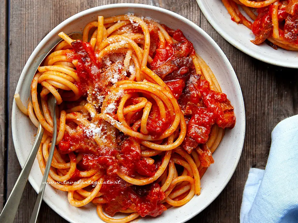 Bucatini all'Amatriciana, un classico della cucina romana. Questa ricetta originale amatriciana cipolla, con guanciale croccante e pomodoro, è un vero piacere.