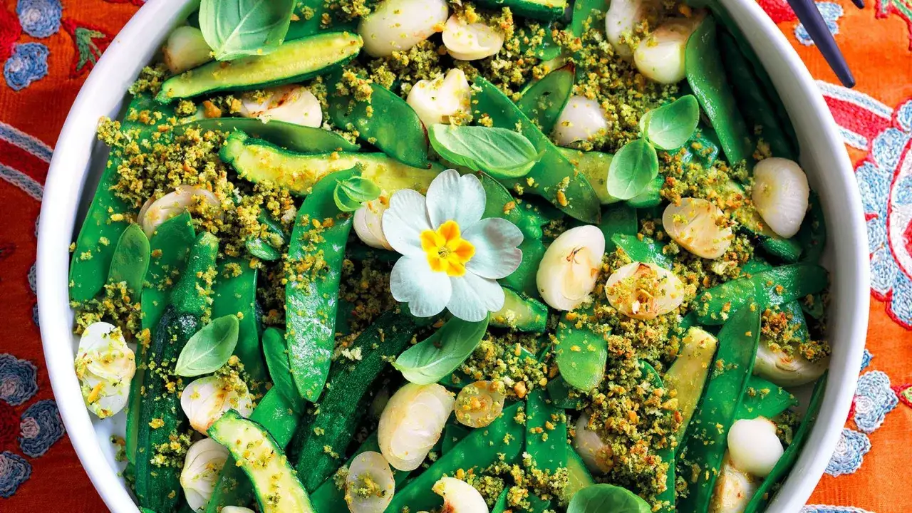 Insalata primaverile con piselli, zucchine, aglio e basilico, un'idea fresca per le tue ricette con basilico.