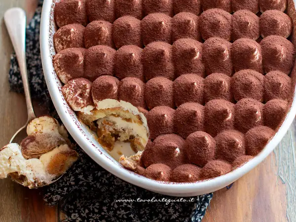 Tiramisù ricetta originale: strati cremosi e savoiardi inzuppati, cosparsi di cacao amaro. Un classico intramontabile.